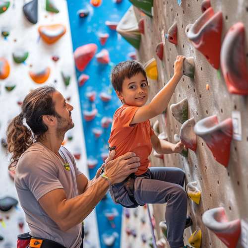 Familia escalando en rocódromo