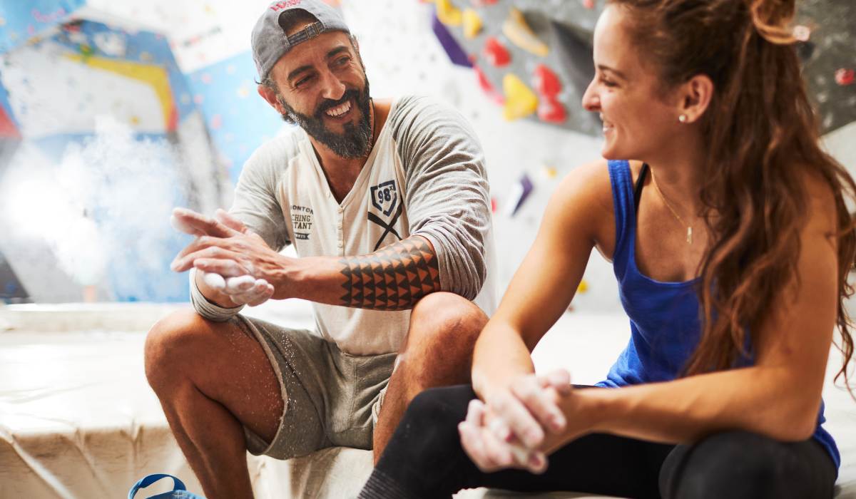 escaladores en rocodromo Escaladores en rocódromo.