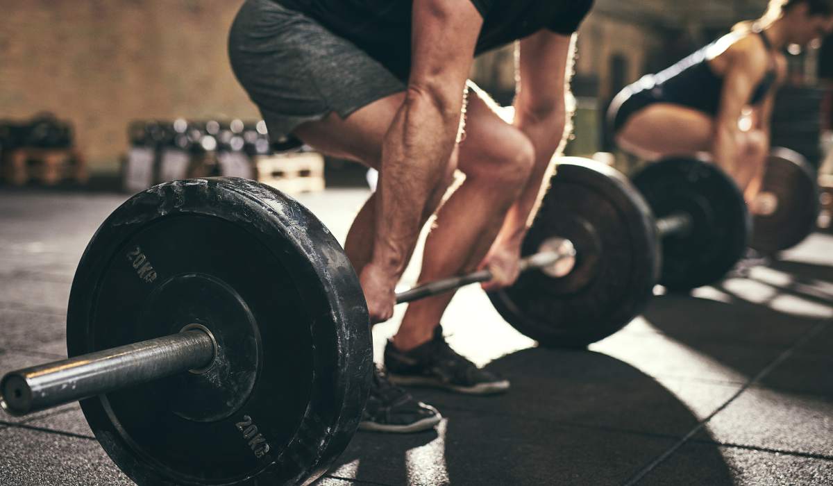 haciendo-pesas Haciendo pesas en el gimnasio.