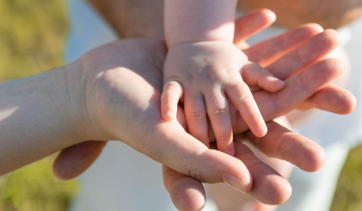 manos-familia Manos, familia.