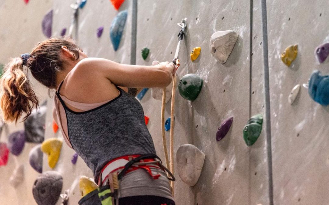 Equipo de entrenamiento para escalada: guía completa para progresar con método