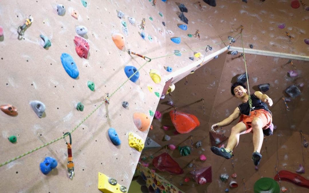 La pared como laboratorio: cómo experimentar con tu estilo en el rocódromo mejora tu rendimiento