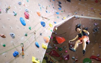 La pared como laboratorio: cómo experimentar con tu estilo en el rocódromo mejora tu rendimiento