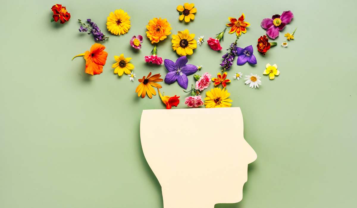 Cabeza con flores coloridas brotando