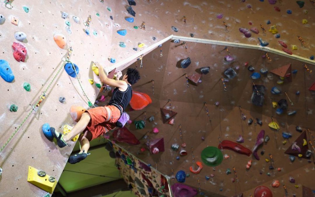 Equipo avanzado para escalar en rocódromo: qué añadir cuando ya tienes la base
