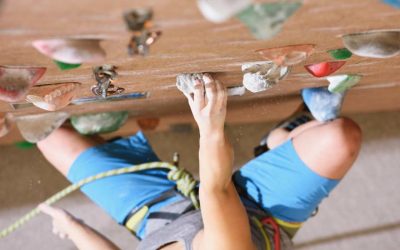 Guía completa de equipo de escalada: todo lo que necesitas saber