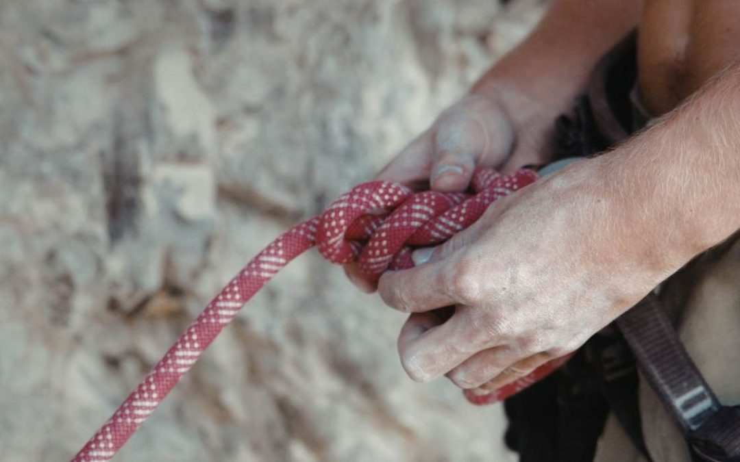 Guía de nudos esenciales para escalada: cómo hacerlos y cuándo usarlos