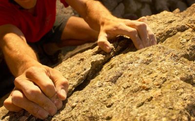 Escalada en roca: diferencias clave con el rocódromo y cómo prepararte